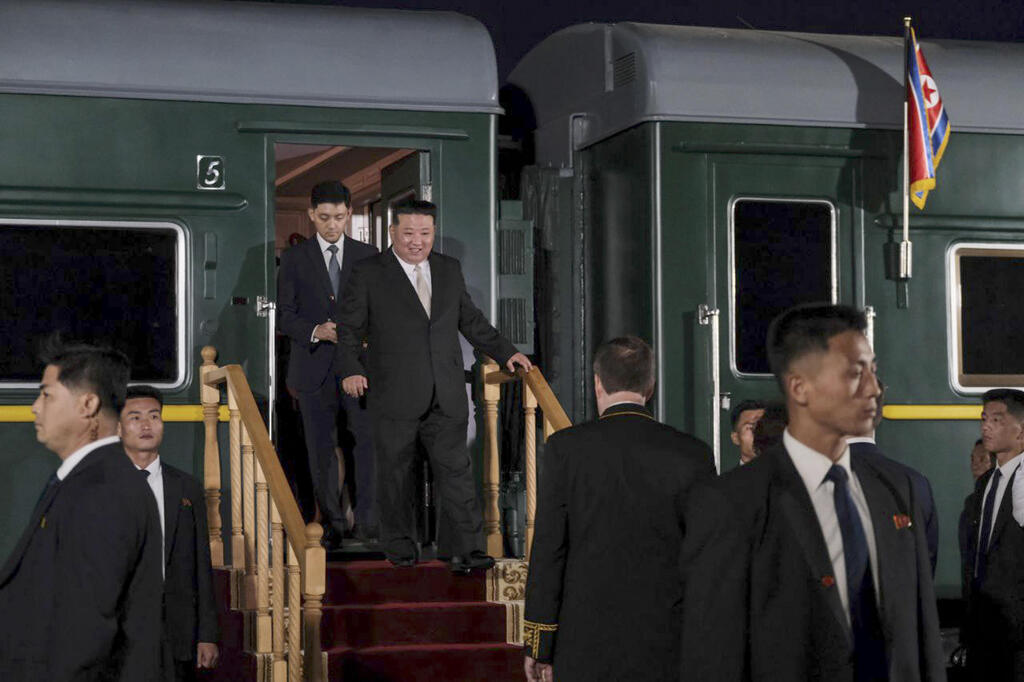 שליט צפון קוריאה קים ג'ונג און אחרי הגעתו ב רכבת לרוסיה
