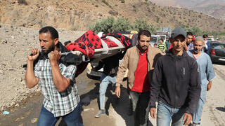 מרוקו הלוויה של הרוג בכפר רעידת אדמה