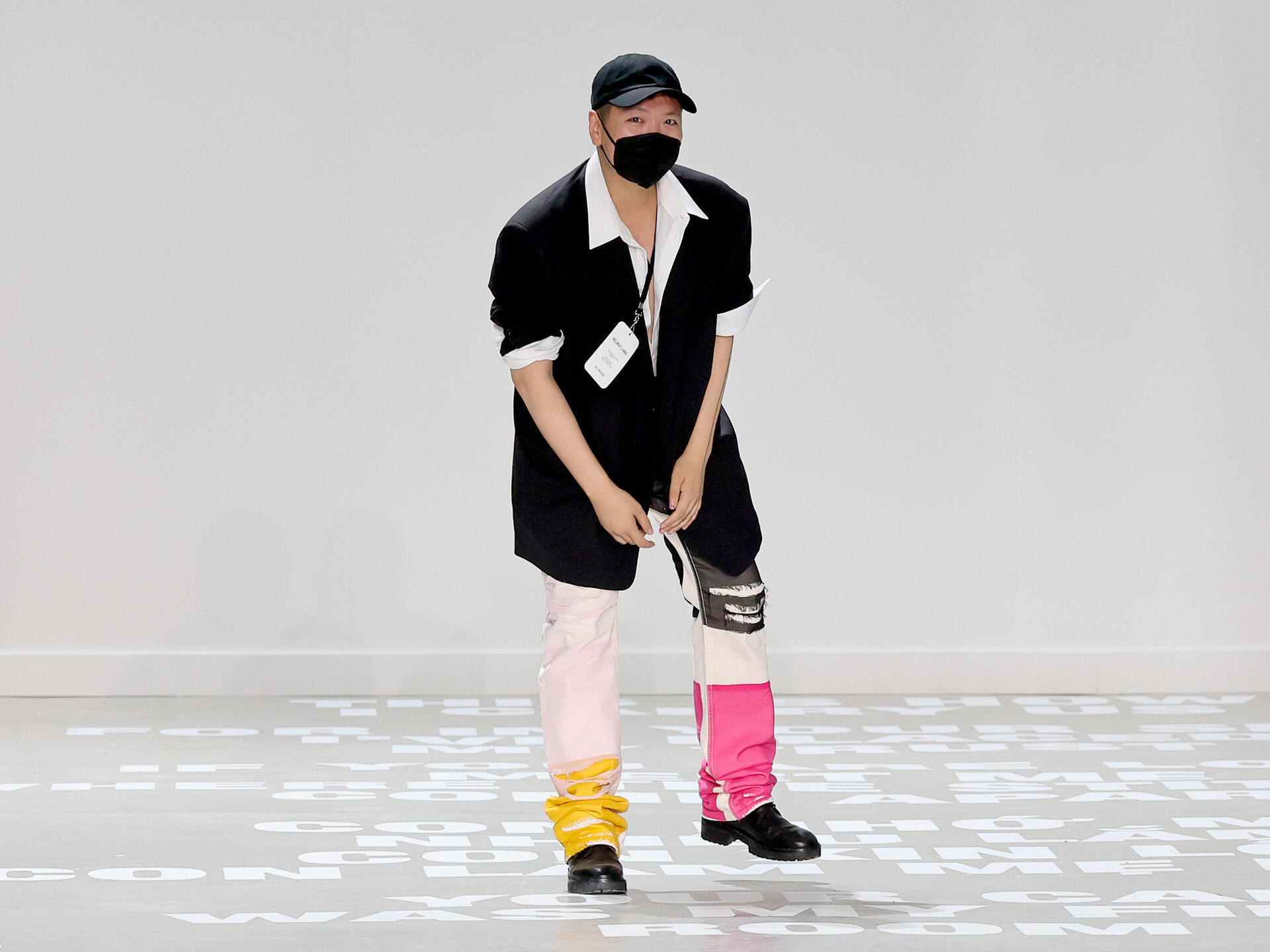 המעצב פיטר דו בתצוגת האופנה של הלמוט לאנג בניו יורק, ספטמבר 2023