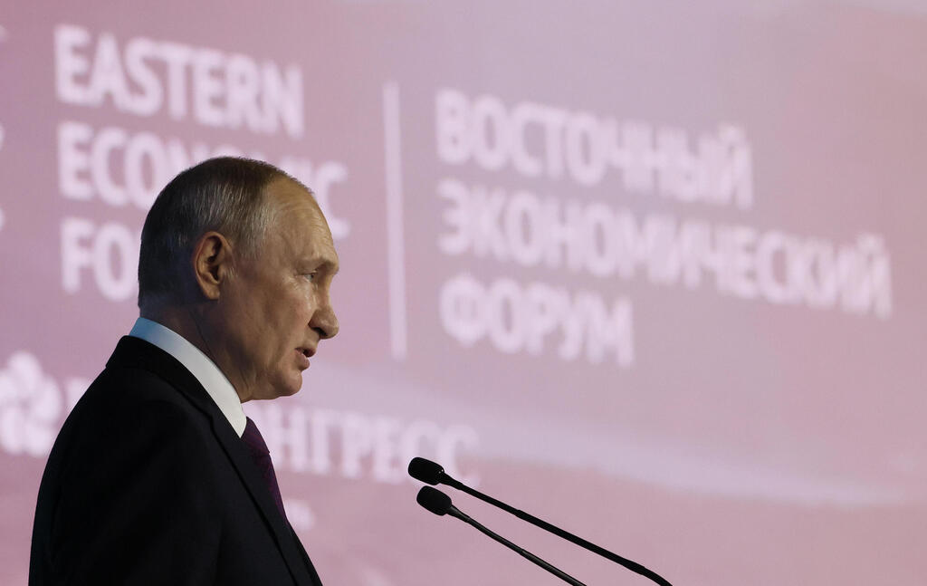 נשיא רוסיה ולדימיר פוטין נאום כנס הפורום הכלכלי המזרחי בעיר ולדיווסטוק רוסיה