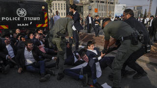 עשרות מפגינים מהפלג הירושלמי מפגינים בצומת שרי ישראל - יפו בירושלים במחאה על מעצר עריק מהפלג