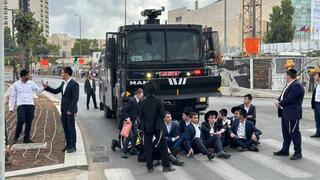 עשרות מפגינים מהפלג הירושלמי מפגינים בצומת שרי ישראל - יפו בירושלים במחאה על מעצר עריק מהפלג