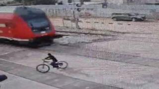 תיעוד: רוכב אופניים מתפרץ לשטח מפגש הכביש עם מסילת הרכבת בלוד