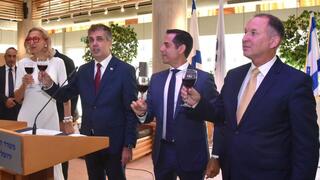 שר החוץ אלי כהן קיים הרמת כוסית חגיגית משותפת על 150 שגרירים וקונסולי כבוד מ-90 מדינות