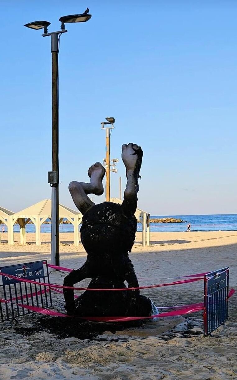 פסל דוד בן גוריון בחוף הים בתל אביב הוצת
