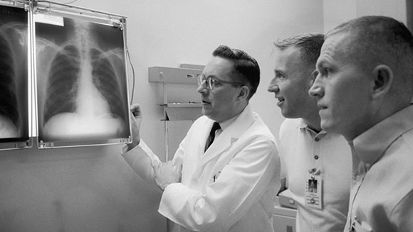 שבועיים מאתגרים בחלל. ברי (משמאל) בוחן צילומי חזה של צוות ג'מיני 7, פרנק בורמן (מימין) וג'ים לאוול 
