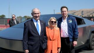ראש הממשלה בנימין נתניהו ורעייתו שרה בסיור עם היזם אילון מאסק