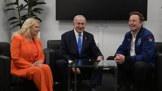 ראש הממשלה בנימין נתניהו ורעייתו שרה בתחילת הפגישה עם היזם אילון מאסק