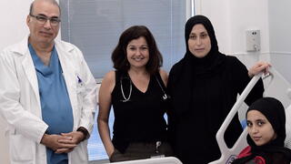 מימין לשמאל : הנערה מעזה ואמה, ד"ר אלונה ראוכר מנהלת היחידה לקרדיולוגיית ילדים במרכז הרפואי וולפסון, ד"ר מיכאל גייסט מנהל היחידה לאלקטרופיזיולוגיה וקוצבים במרכז הרפואי וולפסון