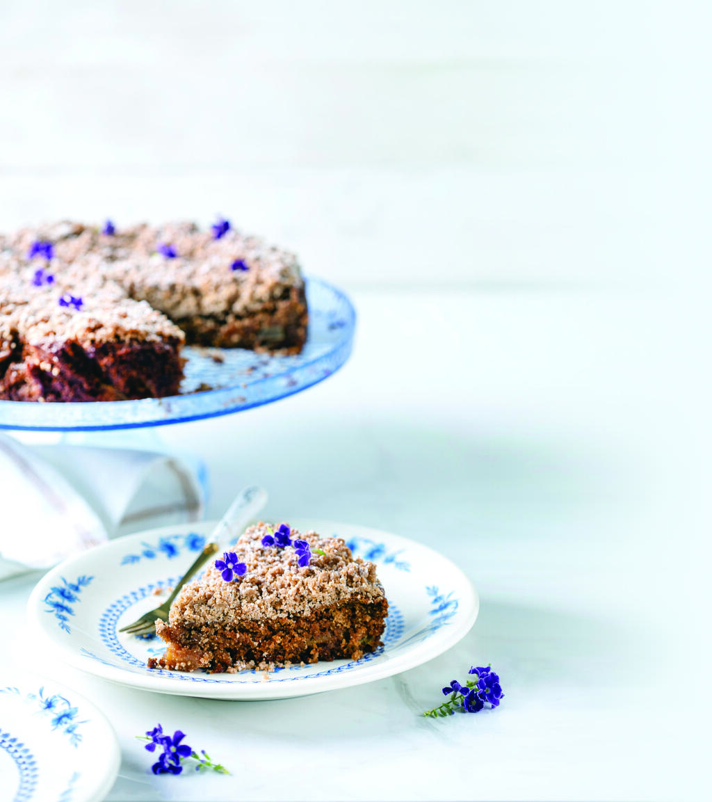 Apple cake with tahini crumble for breaking fast after Yom Kippur (Photo: Daniel Lailah, Styling: Naama Ran) עוגת תפוחים עם קראמבל טחינה