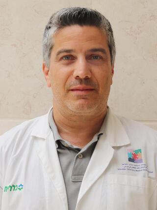 פרופ' אפי בילבסקי, מנהל היחידה למחלות זיהומיות במרכז שניידר 