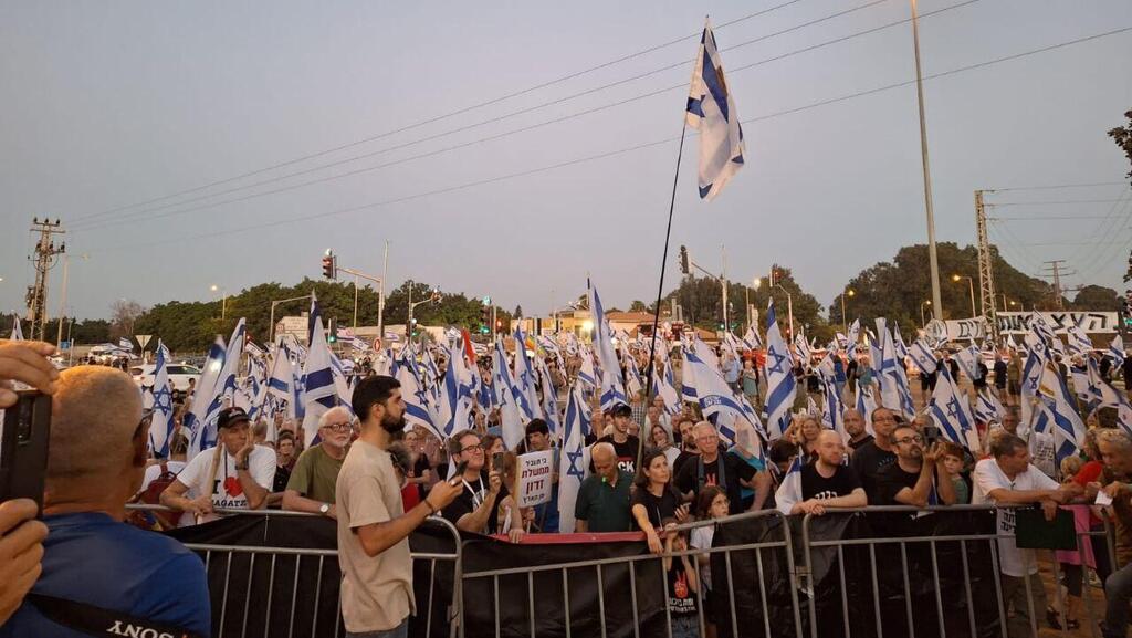 ההפגנה בצומת כרכור הפגנה נגד המהפכה המשפטית בצומת כרכור