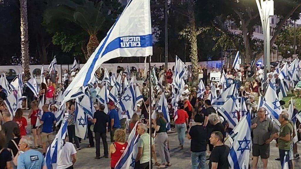 ההפגנה ברמת השרון (צילום: עילאי קוריאנסקי) הפגנה נגד המהפכה המשפטית ברמת השרון