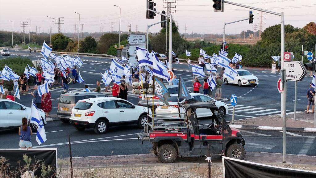 ההפגנה בצומת העוגן (צילום: גיא שמואלי) הפגנה נגד המהפכה המשפטית בצומת העוגן