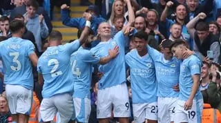 ארלינג הולאנד חוגג עם שחקני מנצ'סטר סיטי