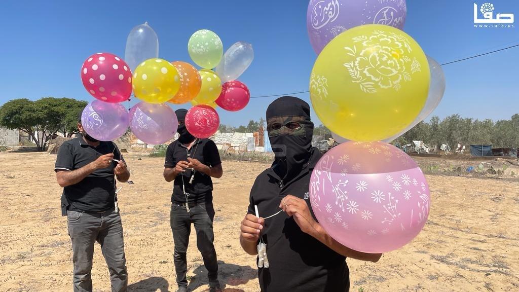 תיעוד מרצועת עזה - מחבלים משגרים בלוני תבערה לישראל בח'אן יונס