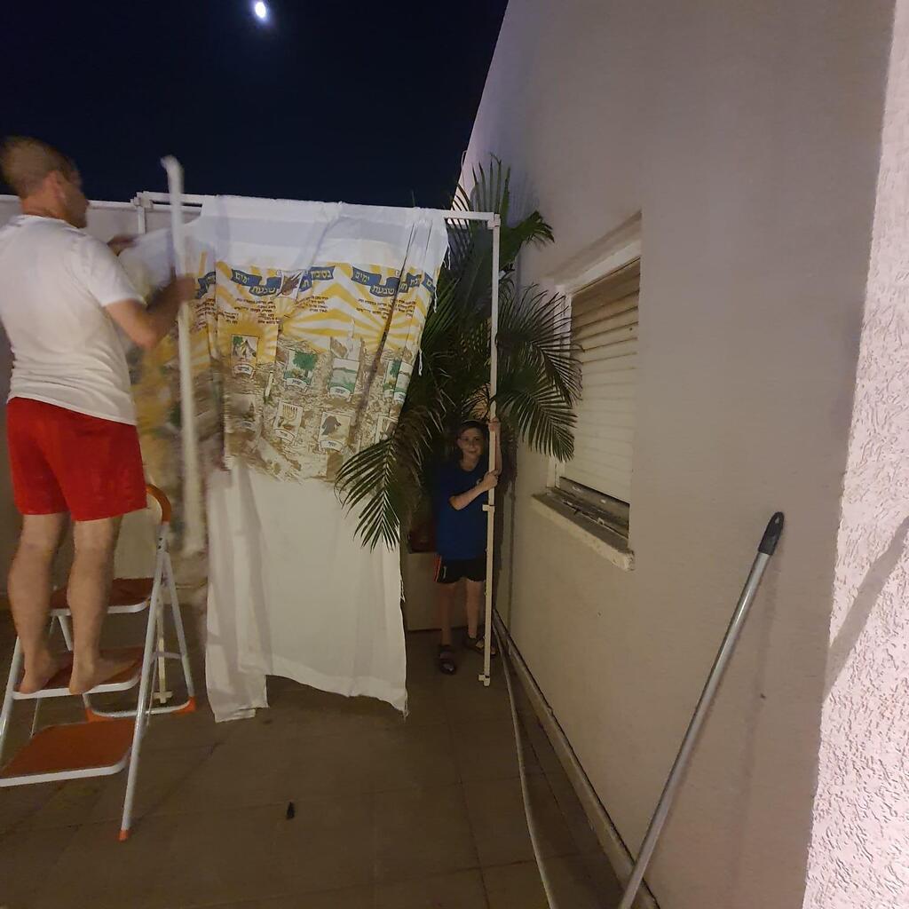 Avi and Mallachi Mann set up sukkah in Givaat Shmuel