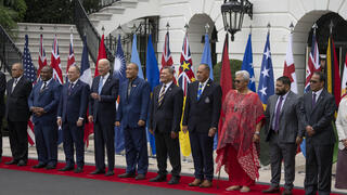 ביידן (רביעי משמאל) עם מנהיגי מדינות האיים
