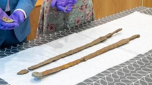 שתי החרבות שהתגלו בקוטסוולדס