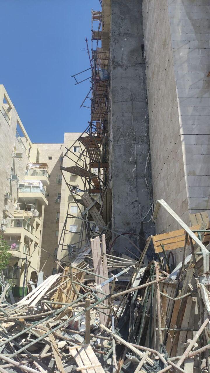 פועל נלכד מתחת לפיגומים שקרסו באשדוד