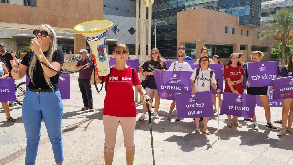 מפגינות מחוץ לדיון על פרשת האונס באילת