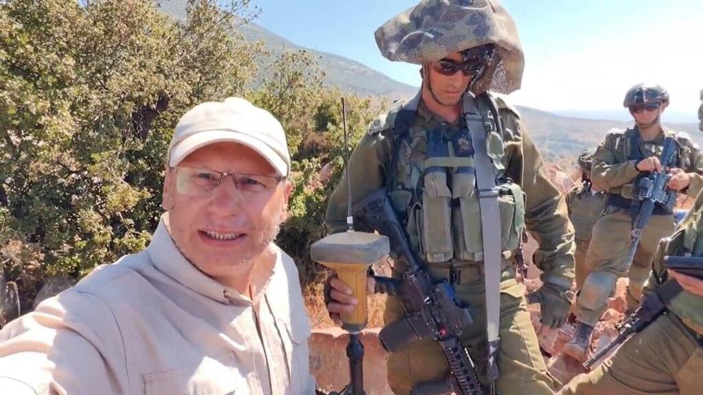 כתב חיזבאללה עלי שועייב בשטח ישראל בגבול לבנון עם חיילי צה"ל