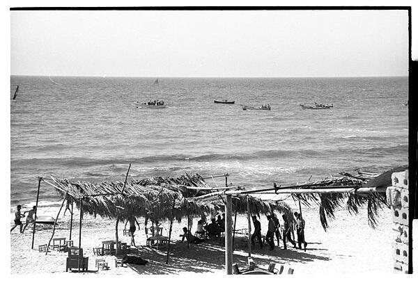 ימים אחרים. ישראלים בחוף הים של עזה, סוכות 1968