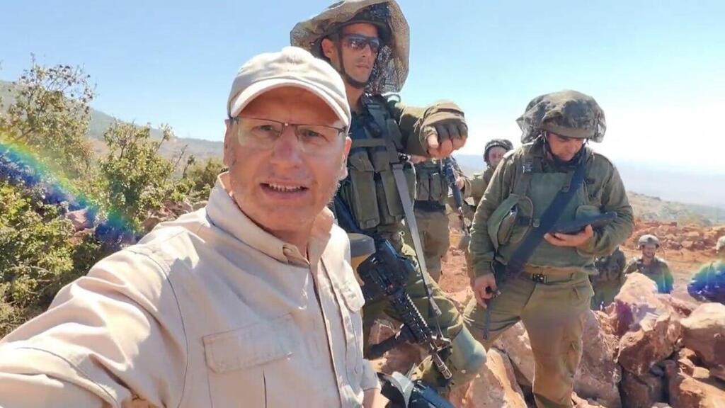 כתב חיזבאללה עלי שועייב בשטח ישראל בגבול לבנון עם חיילי צה"ל