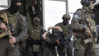 מורד סרבי שנעצר אחרי המתקפה בצפון קוסובו מחוץ לבית המשפט