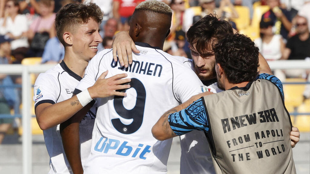 חברים חוגגים עם אוסימן