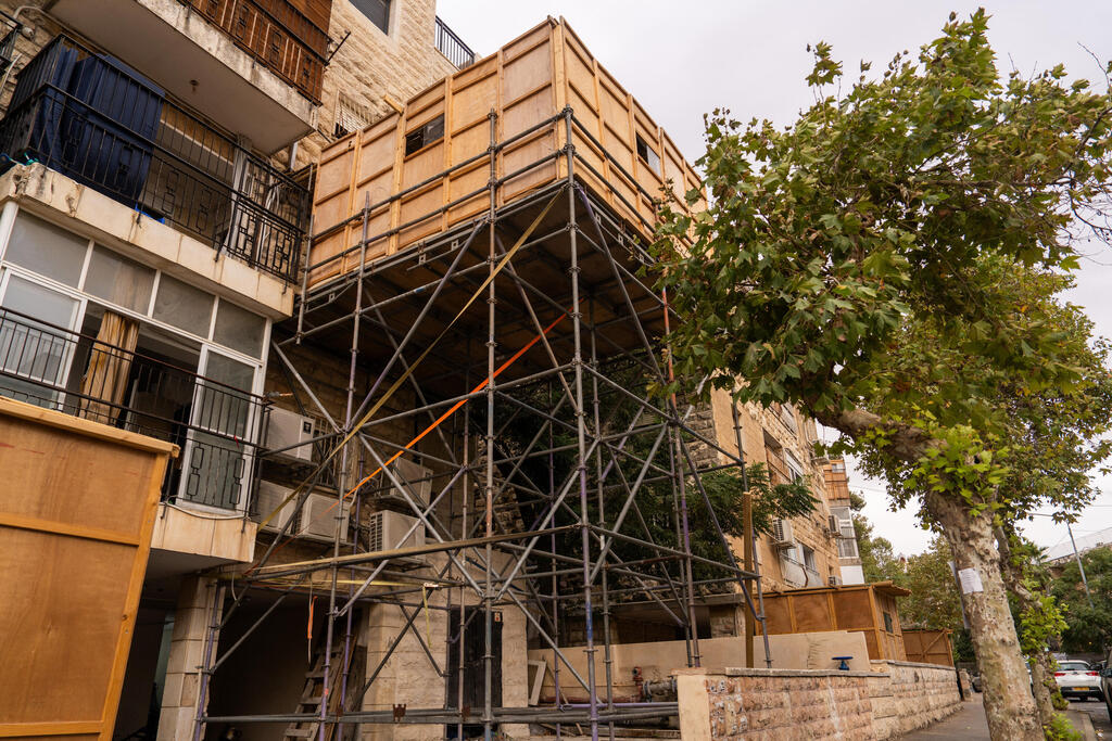 A dangerous sukkah built on scaffolding in Jerusalem