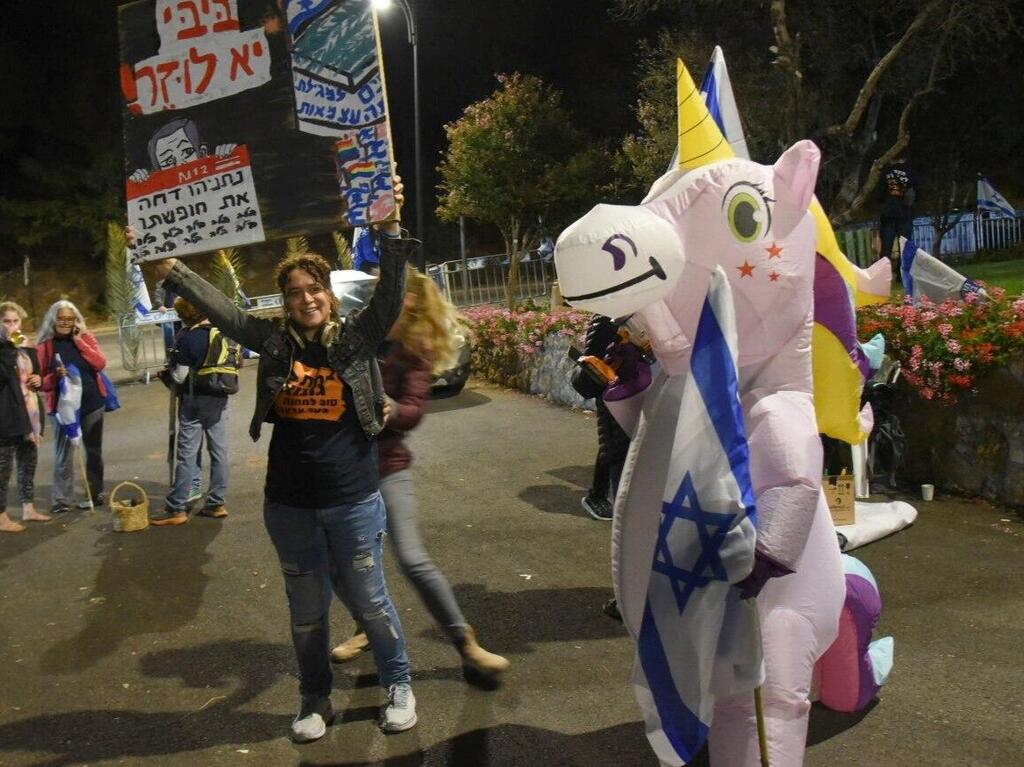 הפגנה נגד בנימין נתניהו מול המלון בו נופש בנווה אטיב