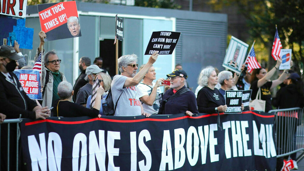 מפגינים נגד דונלד טראמפ ב ניו יורק מחוץ לבית המשפט תביעה על הונאת ענק