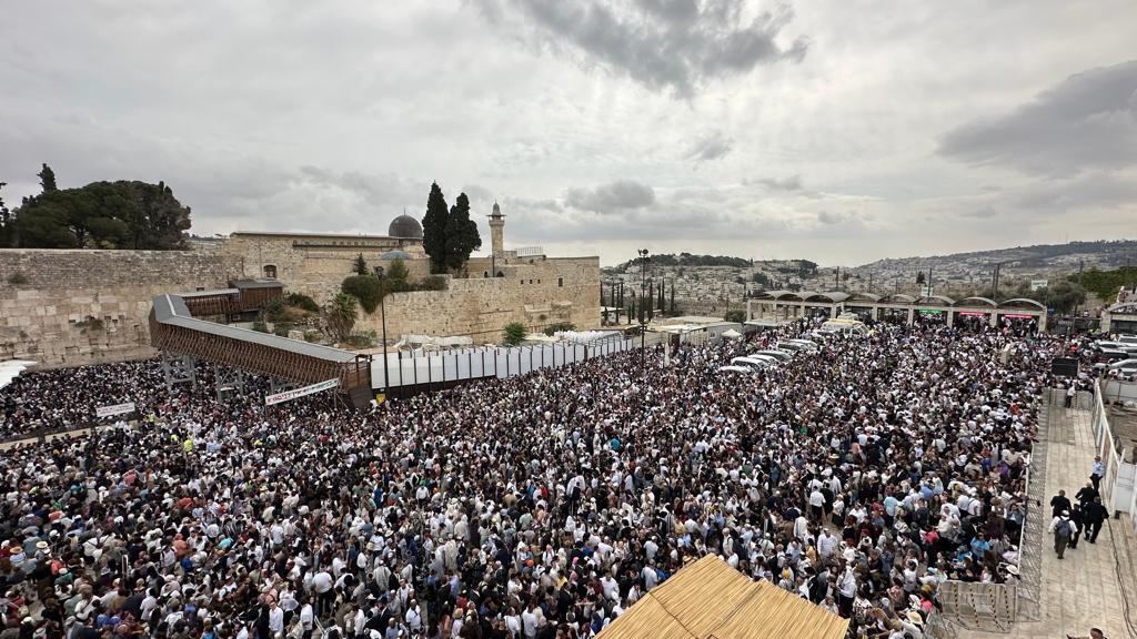 Large crowds gather at Western Wall Plaza for Priestly Blessing 