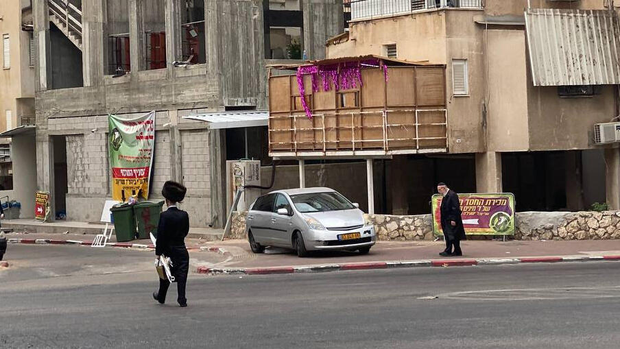 A dangerous sukkah in Bnei Brak