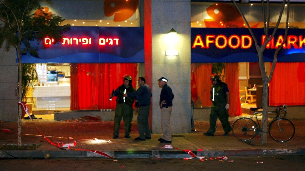 תמונת ארכיון מזירת הפיגוע בסי פוד, מרץ 2002
