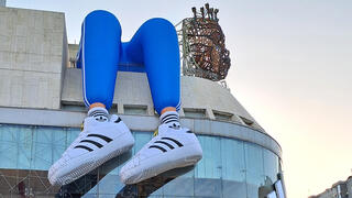 בובה של אדידס על גג דיזנגוף סנטר