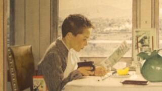 תומס רוקוול לצד ציור של אביו