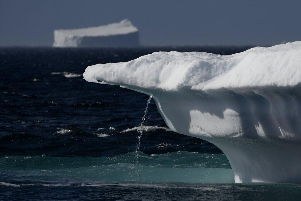 קרחון נמס בקנגרטיטיווק שבגרינלנד, שם הטמפרטורות עולרת פי ארבעה מהת מהממוצע העולמי