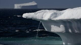 קרחון נמס בקנגרטיטיווק שבגרינלנד, שם הטמפרטורות עולות פי ארבעה מהר מהממוצע העולמי