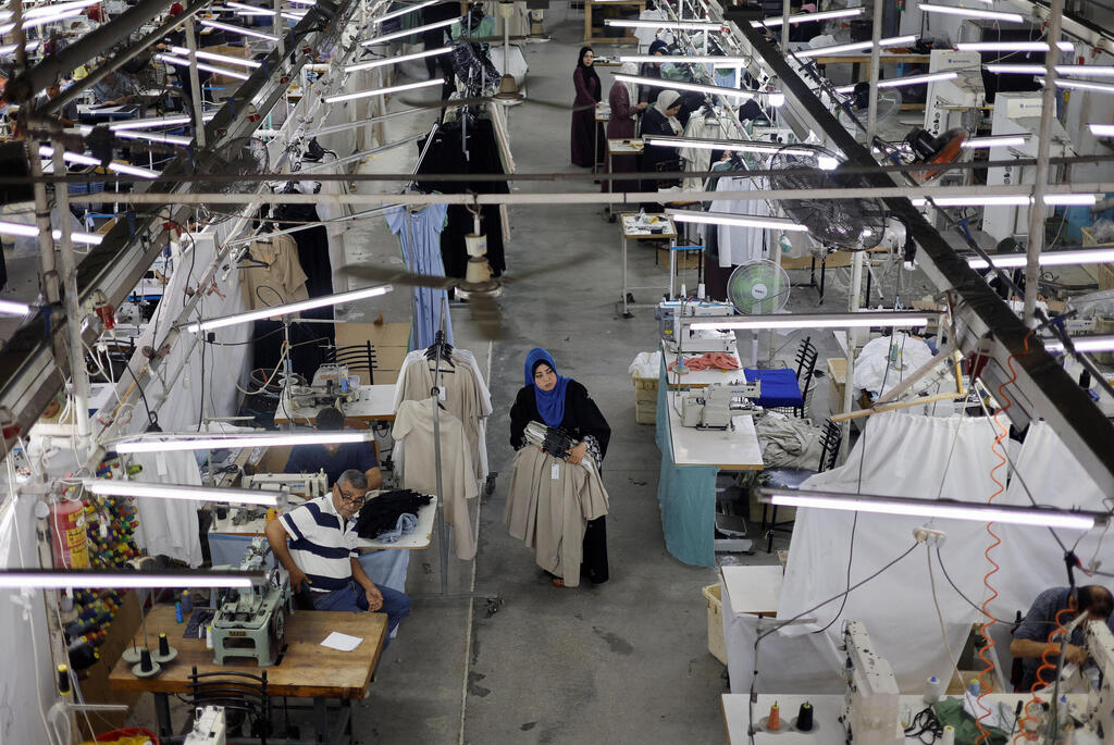 מפעל בגדים טקסטיל ב עזה 