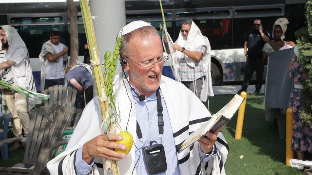 דתיים מתפללים בהפרדה בכיכר דיזנגוף, תל אביב