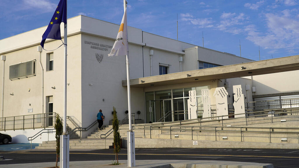 5 הערבים הישראלים מובאים לדיון בעניין האונס הקבוצתי בבית המשפט בקפריסין