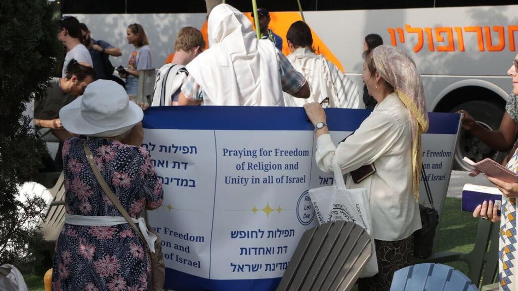 A group of settlers led by Rabbi Leo Dee holds segregated prayers in Tel Aviv (Photo: Moti Kimchi) דתיים מתפללים בהפרדה בכיכר דיזנגוף, תל אביב