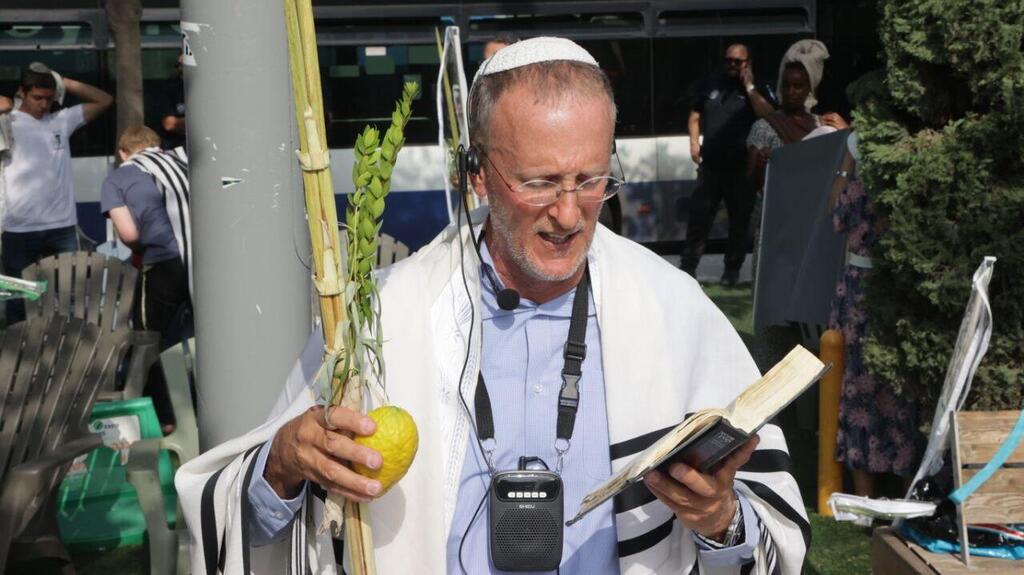 דתיים מתפללים בהפרדה בכיכר דיזנגוף, תל אביב