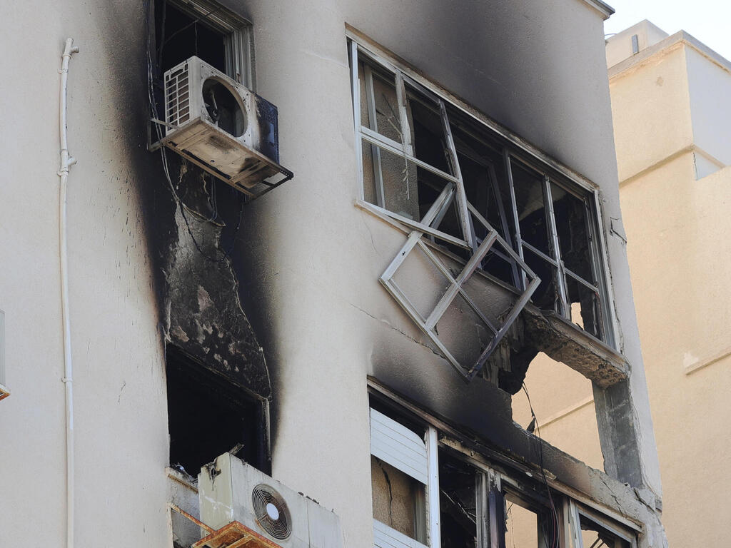 פגיעה ישירה בבניין בתל אביב