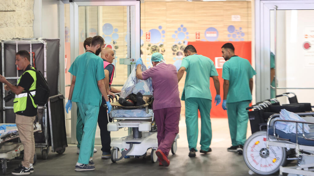 Wounded arrive at Soroka Medical Center in Beer Sheva (Photo: Gil Nehushtan) פינוי פצועים לסורוקה
