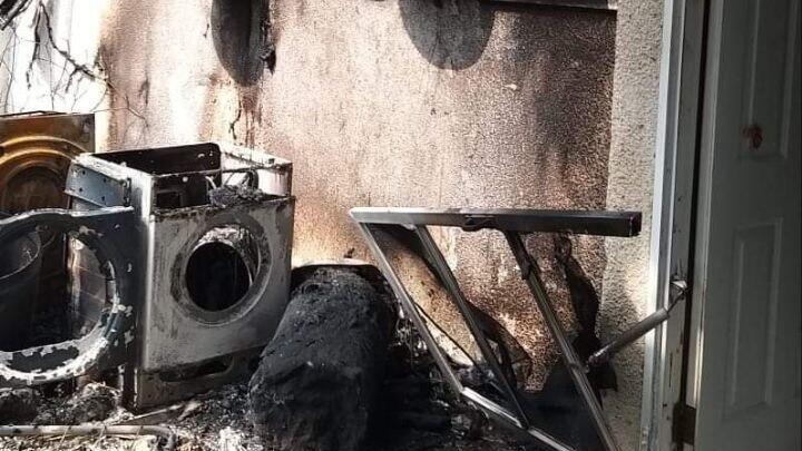 בתים שנשרפו על ידי מחבלים בקיבוץ ניר עוז