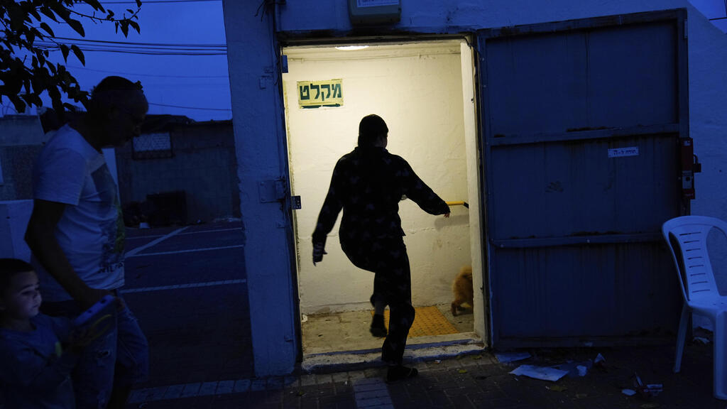 אשקלון אנשים ב מקלט אזעקות ירי רקטות