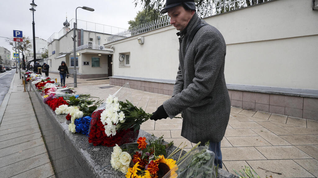 פרחים ליד שגרירות ישראל במוסקבה